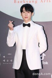 [포토]정해인, 훈훈한 손하트 (2020 백상예술대상)