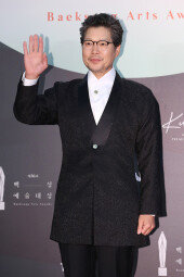 [포토]유재명, 남다른 스타일 (2020 백상예술대상)