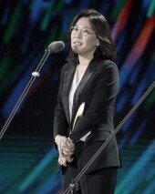 [포토]수상 소감 전하는 곽신애 대표 (2020 백상예술대상)