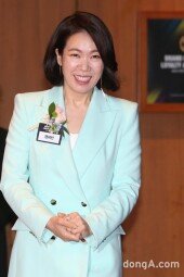 [동아포토]염혜란, 시선 사로잡은 올민트