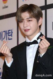 [동아포토]강다니엘, 심쿵 손하트