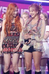 [동아포토]트와이스 사나-지효, 미소 짓는 인디언 인형