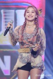 [화보]트와이스 지효, 트로피 들고 즐겁지효~