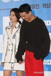 [동아포토]유아인, 박신혜 손 꼽 잡고