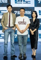 [포토]연상호 감독, 두 블록버스터 배우와 함게