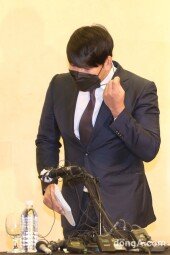 [동아포토]강정호, 무거운 발걸음