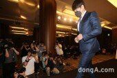 [동아포토]강정호, 뒤늦은 사과 기자회견 마치고