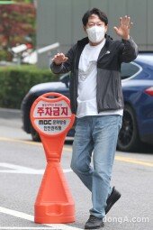 [동아포토]김응수, 취재진을 향한 인사