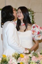 [동아포토]김경진-전수민, 화기애애한 뽀뽀 타임