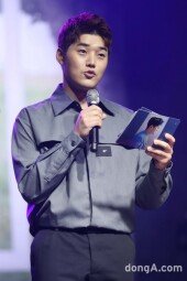 [동아포토]권혁수, 신용재 쇼케이스 사회.. 지원사격