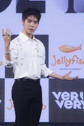 [동아포토]베리베리 연호, 훈훈한 인사법