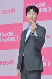 [동아포토]서지훈, 훈훈한 손하트