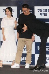 [동아포토]강동원, 연상호 감독 새 신발에 시선 고정