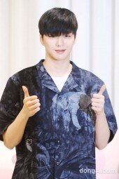 [동아포토]강다니엘, 마젠타 쌍엄지 척