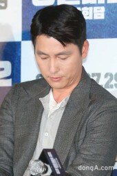 [DA포토]고개 떨군 정우성.. 평화의 길로 가야..