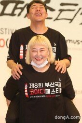 [DA포토]홍윤화, 남편 김민기 업고.. 으라차차