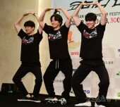 [포토] 이리오쑈 ‘몸으로 만드는 ’8‘’