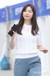 [DA포토]김연아, 새 휴대폰 들고