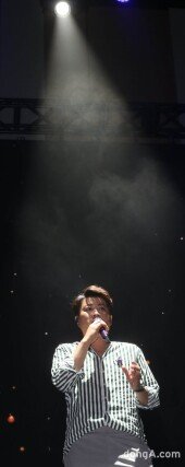 [DA포토]김호중, 어둠 속 빛나는 무대