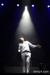 [DA포토]김호중, 첫 단독 팬미팅. 화려한 무대 매너