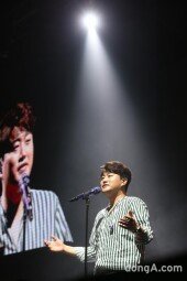 [DA포토]김호중, 첫 단독 팬미팅,, 화려한 조명 아래