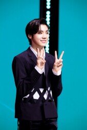 [DA포토] 크래비티 성민, 막내의 수줍은 브이