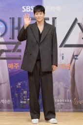 [DA포토]주원, 앨리스로 복귀.. 반가운 손인사