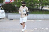[DA포토]김호중, 여유로운 출근길