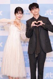 [DA포토]신예은-옹성우, 심쿵 손하트