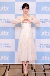 [DA포토]신예은, 청순 여신의 손하트