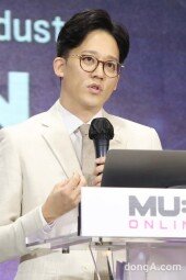 [DA포토]기조 연설하는 이성수 SM엔터테인먼트 대표, 언택트 눈빛