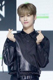 [DA포토]강석화, 미소년의 손하트