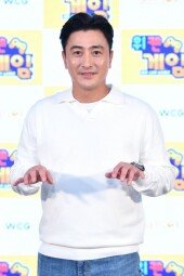 [DA포토]안정환, 테리우스의 바쁜손.