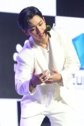 [DA포토]홍석, 꽃을 문 남자