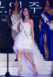 [포토] 문임주 ‘수줍게 런웨이’