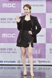 [DA포토]유인나, 패션의 완성은 황금구두