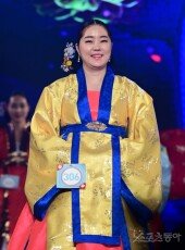 [포토] 한승아 ‘백제전통복 잘 어울리나요?’