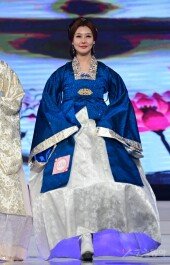 [포토] 김서하 ‘긴 치마에 조심조심’