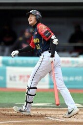 [포토] 홈런 타구 확인하는 유한준