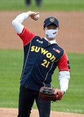 [포토] KT 1차 지명 신범준 ‘6년 만에 시구’