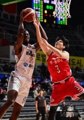 [포토] 심스-임종일 ‘치열한 골밑 다툼’