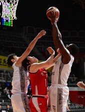 [포토] 심스 ‘큰 키를 활용한 리바운드’