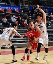 [포토] 한호빈 ‘밀리고 잡히고’