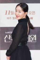 [DA포토]엄지원, 살포시 빛나는 반전 뒤태