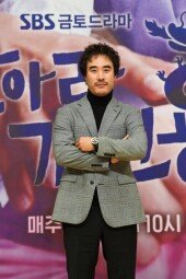 [DA포토]배성우, 생계형 기자로 변신,, 어때요?