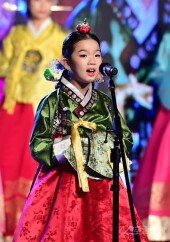 [포토] 김나연 ‘제 한복 예쁘죠?’