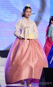 [포토] 석진 ‘제 한복 예쁜가요?’