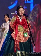 [포토] 이정미 ‘계단 오르며 다 까먹었어요’