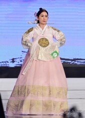 [포토] 문명옥 ‘긴장된 발걸음’