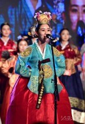 [포토] 박선주 ‘독특한 왕관 쓰고’